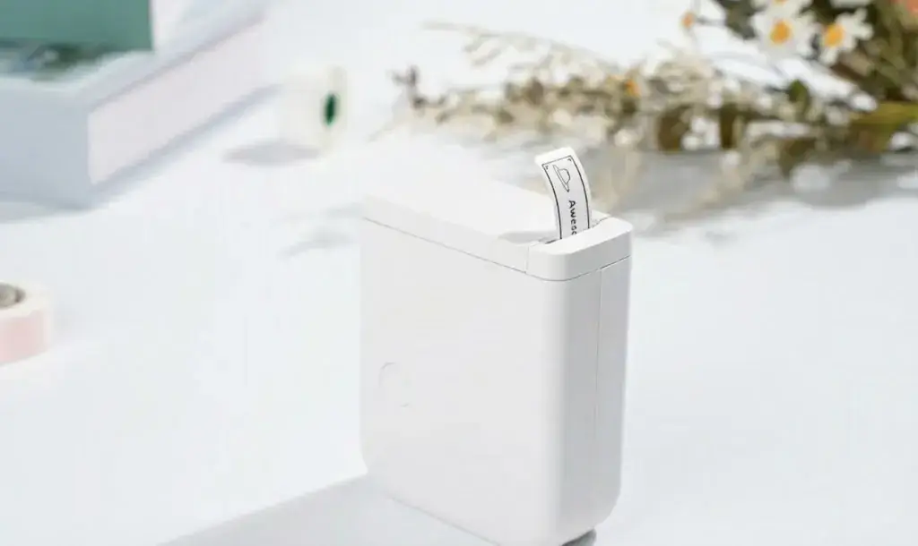 Мини-термопринтер печатает этикетку